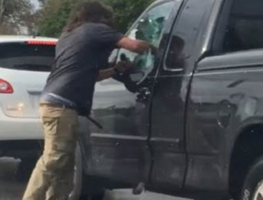 ΗΠΑ: Οδηγός σε κατάσταση αμόκ σπάει το τζάμι με γροθιές και ρίχνει σπρέι πιπεριού (φωτό, βίντεο)